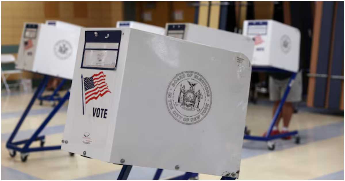 নিউ ইয়র্ক সিটির কুইন্সে ২০২৩ সালের ৭ নভেম্বর ভোট দেন এক ভোটার। ছবি: রয়টার্স